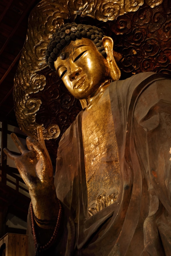 15:00 Gifu Great Buddha, Covered in Gold Leaf