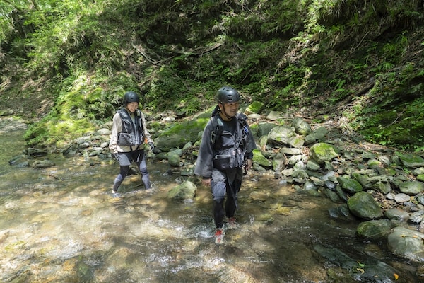 源流の清らかな水に触れ合う、沢登り