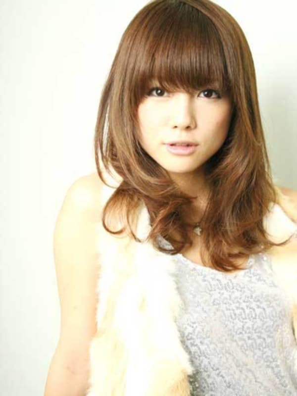 フェミニンさを醸し出すミディアムヘア