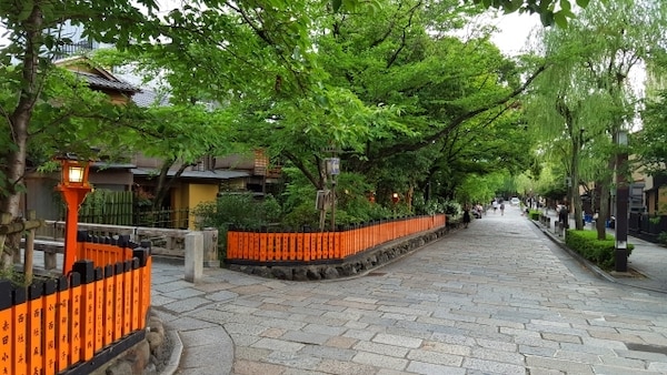 祇園白川の石畳の道