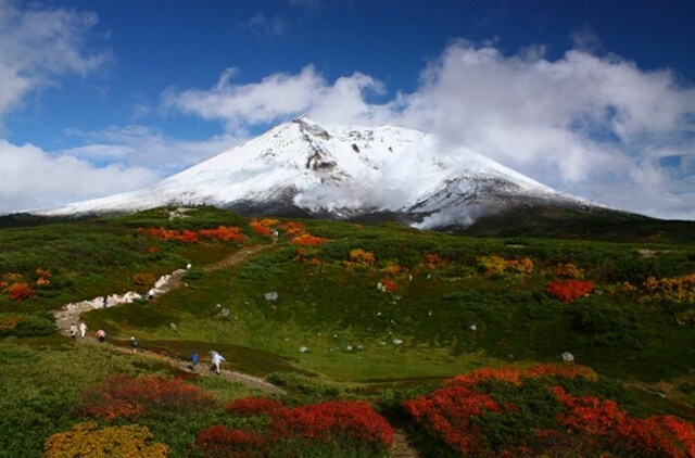 山頂では冠雪と紅葉が一緒に楽しめる