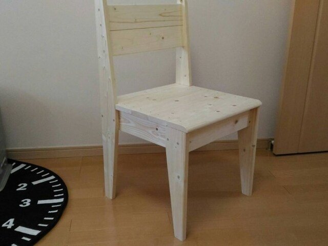 貯蓄達人になるコツは、自分でできることは自分でやること。自作した椅子。「1×4材のみでつくりました。夏に作ったので汗だくだった記憶があります! 脚の部分を斜めにカットするのが面倒だったですね。材料費は2000円以下」(Jさん)