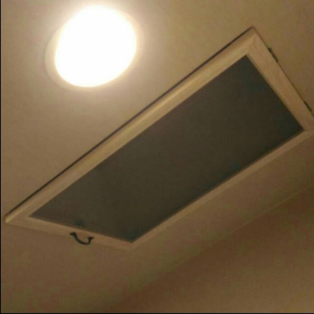 「夏場は天窓を開けると、涼しい風が入りいいのですが、小さな虫が入るため、天窓用の網戸を作成しました。苦労したのは蝶番の取付でしたが仮合わせをしっかり行い取り付ければ問題なくできました。材料費は枠と蝶番、網で2000円ぐらいです。オーダーすると高いですからね!」(Jさん)
