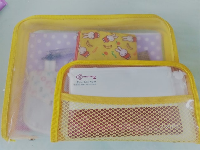 「黄色のケース2つは家計管理グッズです。 大きい方にノート家計簿、ペン、お財布。 小さい方に通帳をひとまとめ。 金運に効くとされる黄色を選びました」(柔ママさん)