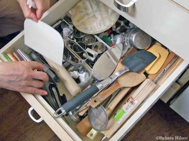 仕切り過ぎないのが得策。種類別に入れる場所を決めておけば、数が多くても引き出しの中ですみ分けができる
