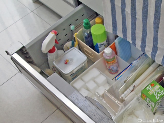 お手本:きれいに拭いて隠す。でも、頑張らなくてもできることは?スポンジと洗剤はだしておく?そんな自問から自答を導き出したい