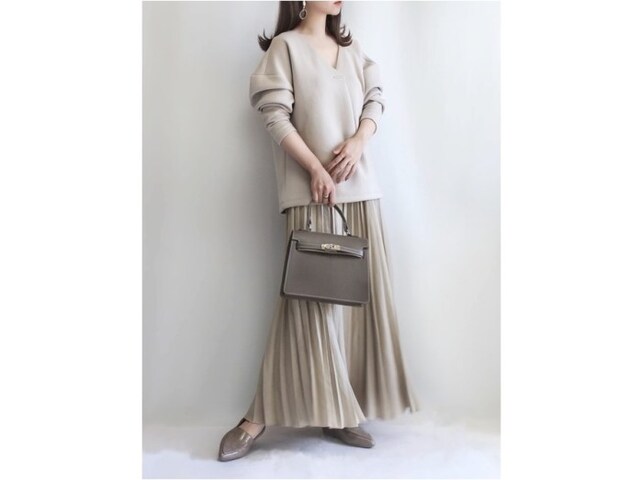 【OKコーデ】ワントーンコーデはマット、光沢など素材の質感でメリハリを 出典:WEAR