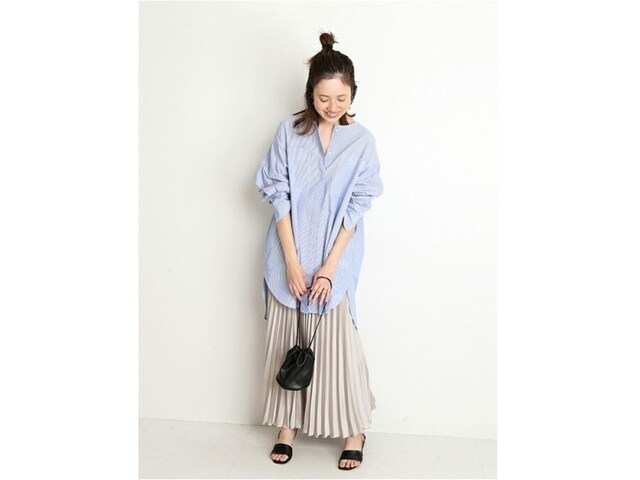 【OKコーデ】すっきり見えやすいシャツでさりげなくウエストゴムをカバーして 出典:WEAR