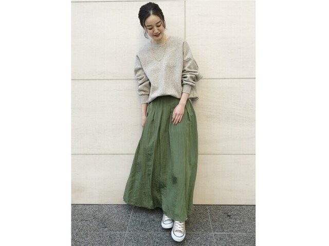 トップスとスニーカーをグレー系で揃えて統一感を出して 出典:WEAR