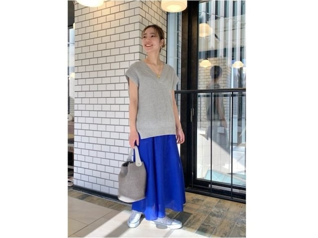 パキッとした明るいブルーはコーデの鮮度を上げてくれます 出典:WEAR