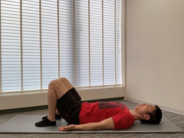 仰向け姿勢になり、膝を立てる