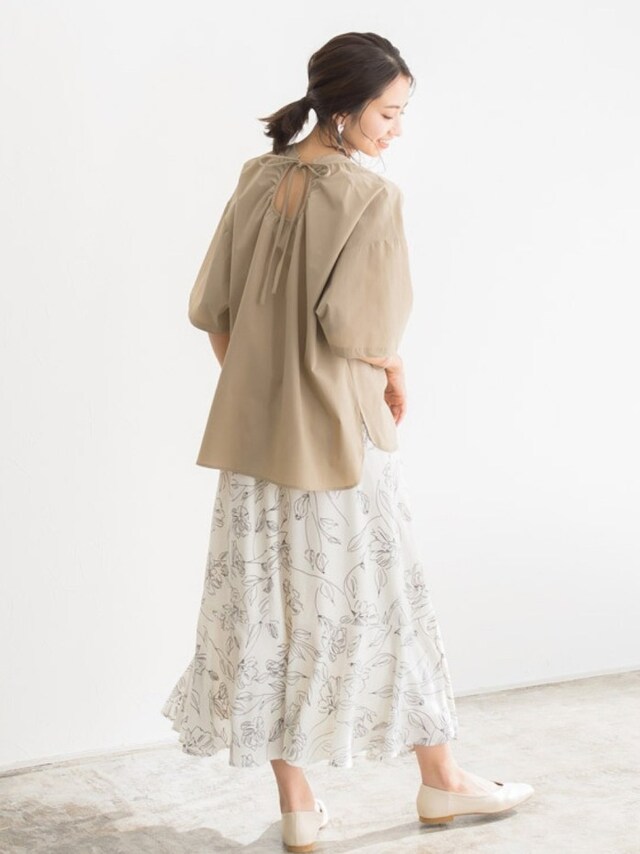 ベージュ系のトップスを着用すると、ソフトフォーカス効果が得られる 出典:WEAR
