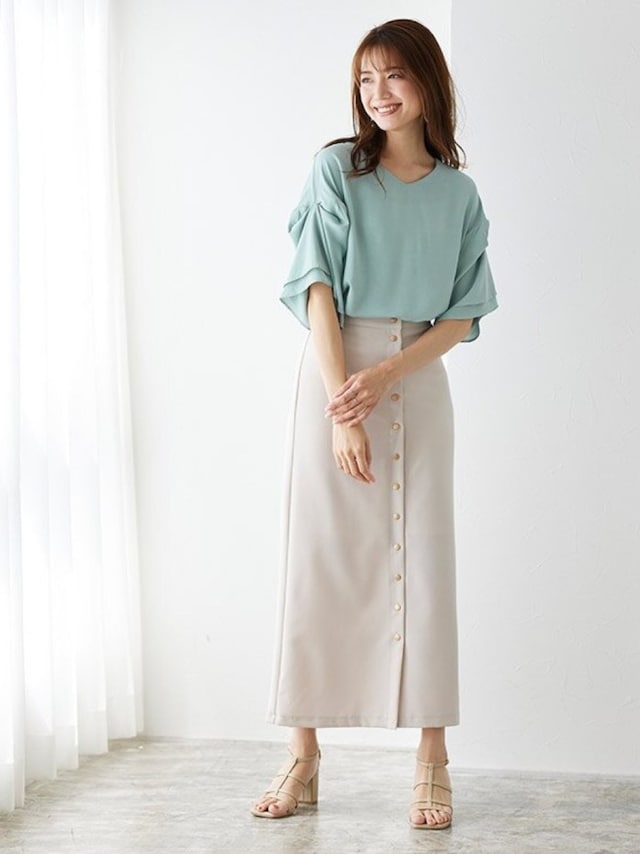 ベージュ系のスカートに、ミントグリーンのトップスをコーディネート 出典:WEAR
