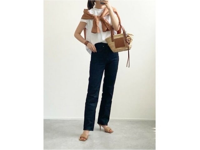 美脚見えならスリムストレートハイライズジーンズが買い! 出典:WEAR