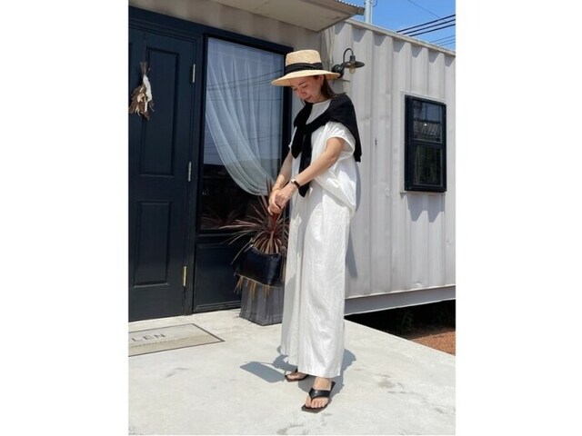 真っ白で揃えたオールホワイトコーデは夏らしさ満点 出典:WEAR