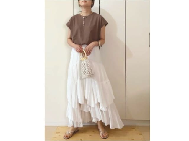 ドラマティックなデザインの白スカートもTシャツでカジュアルダウン 出典:WEAR