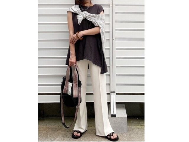 白ボトムスの爽やかさで清潔感もアップして見えます 出典:WEAR