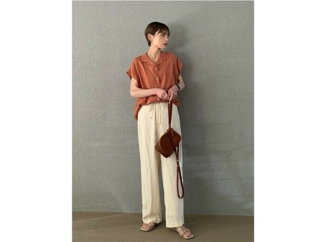こっくりした色合いのオレンジやブラウンも白ボトムスで明るく見せて 出典:WEAR