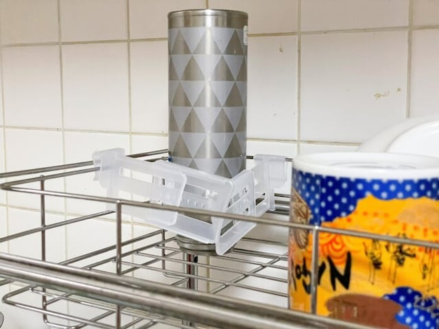 背の高いものを水切りカゴで固定させるのに仕切りが活躍