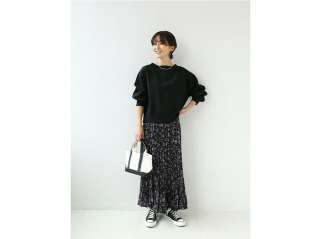 【OKコーデ】スウェットはスカートで女性らしいバランスに 出典:WEAR