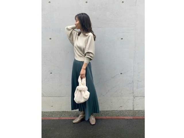 【OKコーデ】レザー風素材など少し重みのあるプリーツスカートもおすすめ 出典:WEAR