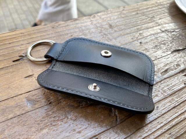 キービーンズ3を開いたところ。使っていくうちに、収納部が開くようになり、鞘っぽい形になっていく。