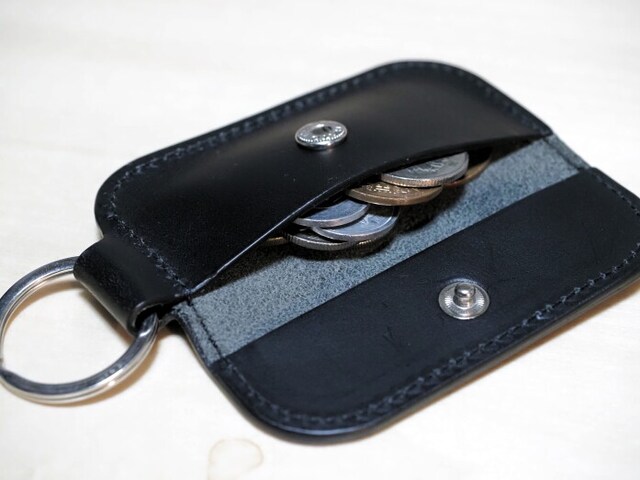 公式には100円玉6枚収納ということになっているが、実際には、もっと入る。500円玉がスムーズに入るのがうれしい。