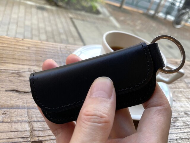 手に馴染むサイズと上質な革の質感も魅力のひとつ。ブッテーロでこの価格はリーズナブルだ。