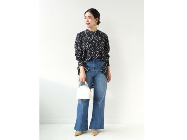きれいめなブラウスをフレアデニムで今っぽく 出典:WEAR