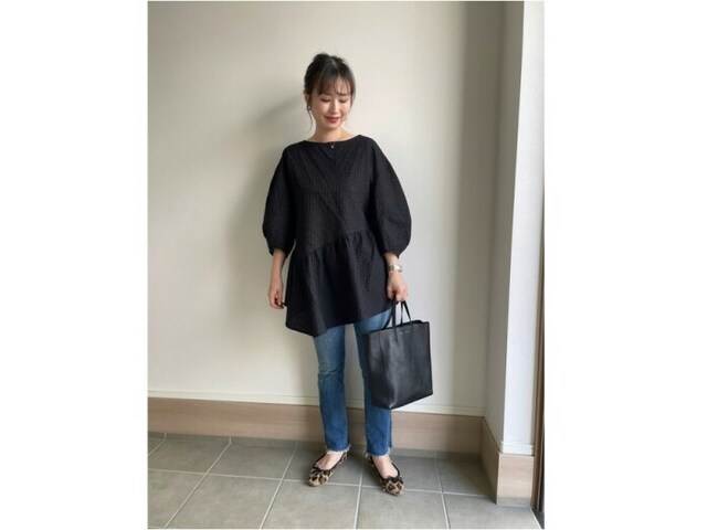甘めブラウス&デニムで大人可愛いコーデを楽しんで 出典:WEAR