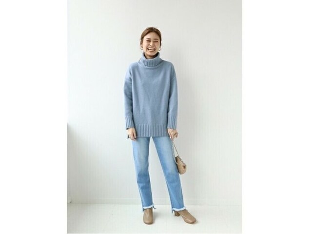 薄いブルーのデニムをあえて秋冬に着るのがトレンドです 出典:WEAR