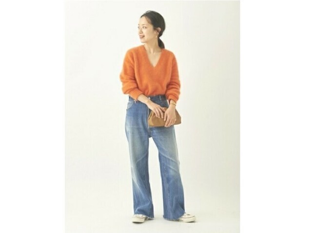 ビビッドカラーのニットはデニムとも好相性 出典:WEAR