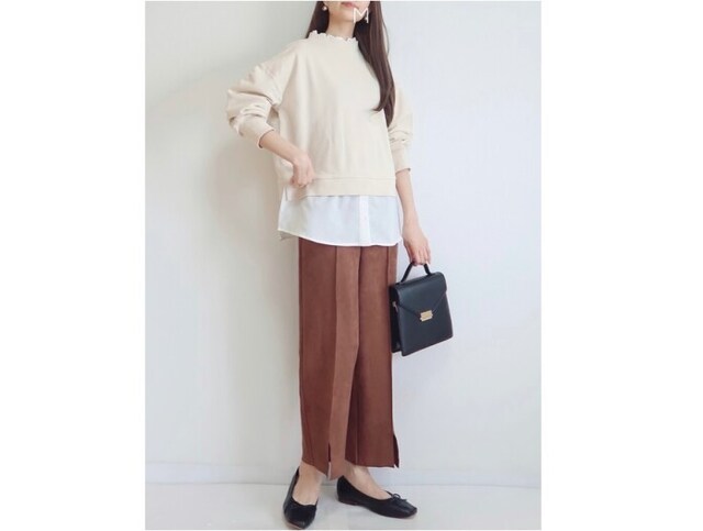 ブラウンのセンタープレスパンツなら真面目すぎずデイリーに使いやすい 出典:WEAR