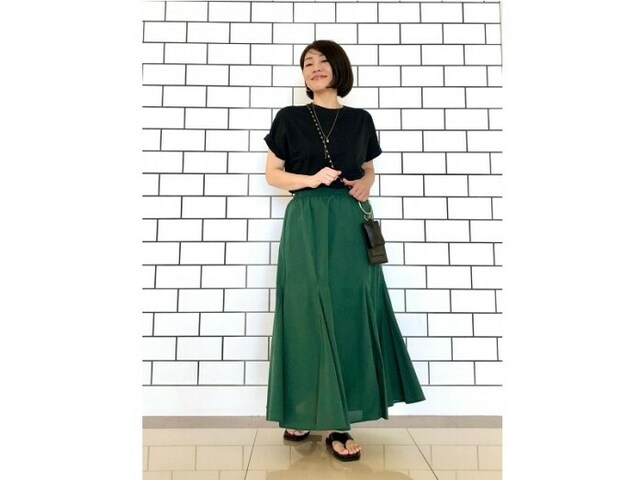 脇の下にもゆとりがあり、スポーティーすぎずおしゃれ見えに◎ 出典:StyleHint