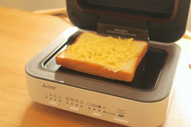 食パンにバターを塗り、ピザ用チーズを30g載せる