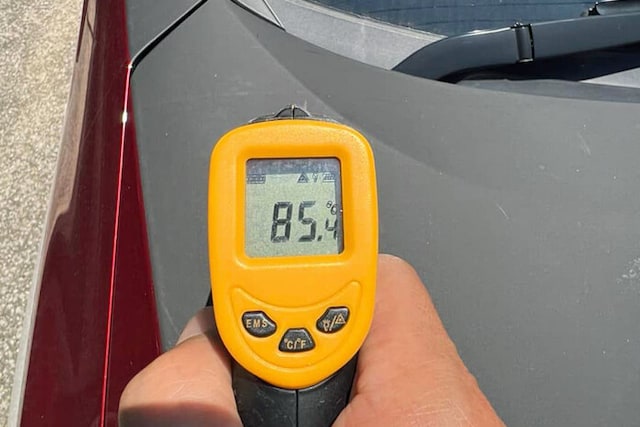 【画像1】ボンネット周辺の温度を計測すると、85.4度を記録（2022年7月1日昼ごろ）