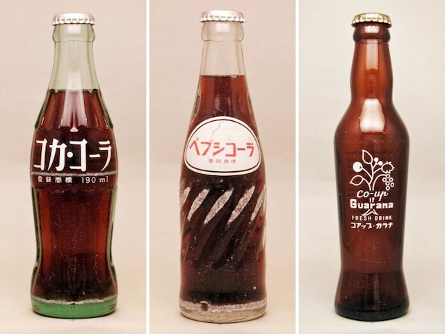 左からコカ・コーラ、ペプシコーラ、コアップガラナのリターナブル瓶