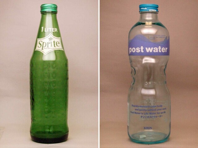 左からスプライト1リットル瓶（リターナブル瓶）とキリンポストウォーターグリップボトル2代目