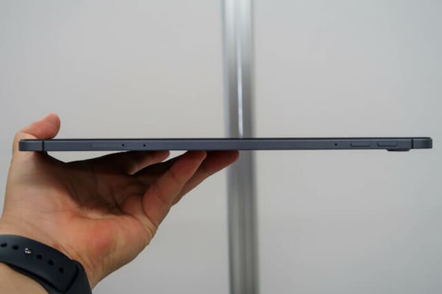 厚さ約6.9mmと極薄ボディながら剛性は十分