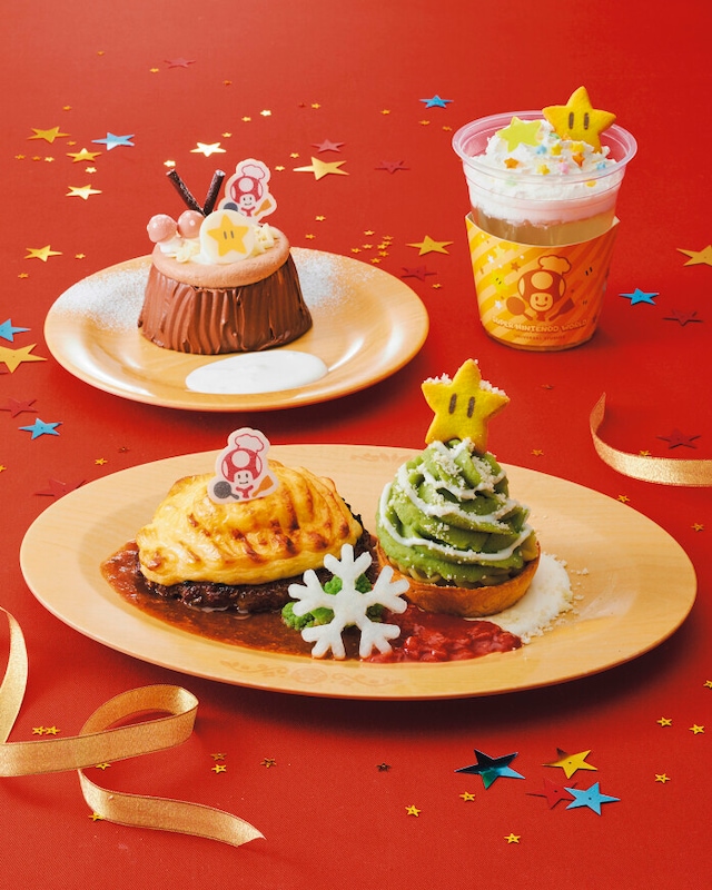 「キノピオ・カフェ」の、シェフ特製グラタン・ハンバーグステーキ&マッシュポテトのツリー(パンまたはライス付き) 2600円(手前)と、シェフ特製の切り株ケーキ ~チョコレート~ 900円(左奥)、スーパースター・ホットゆずレモネード 650円(右奥) 画像提供:ユニバーサル・スタジオ・ジャパン