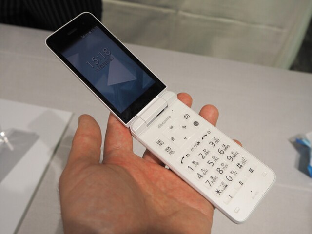 数が少ないとはいえ、現在も折り畳み型携帯電話の新機種は継続投入されている。NTTドコモの「DIGNOケータイ」（KY-42C）は2023年3月以降の発売予定だ