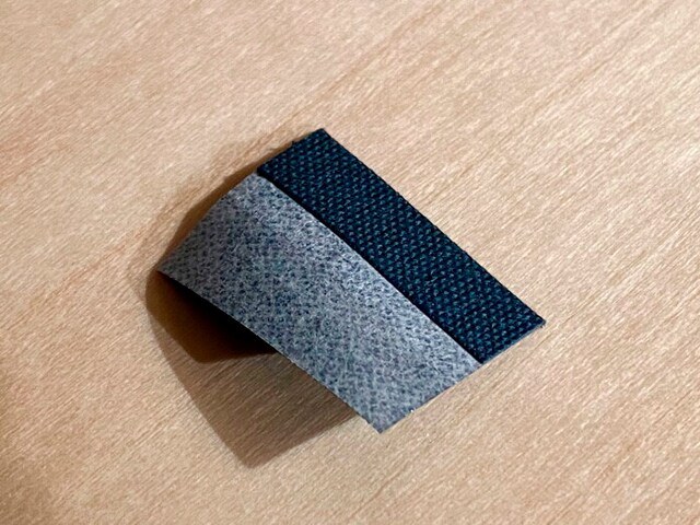 粘着面より粘着剤が付いていない部分の方が少し厚くなっているので、この段差に合わせて貼るとまっすぐに貼りやすい。
