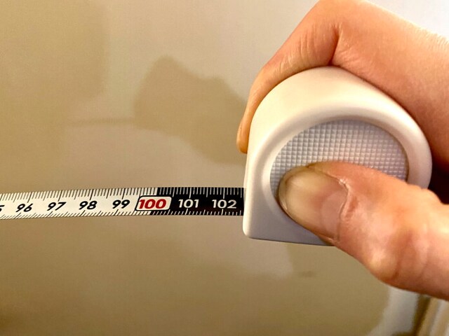 このように、中央部分を押さえるとメジャーが止まり、離すと戻ります。10cmごとに白黒に塗り分けられた目盛りも見やすいです。