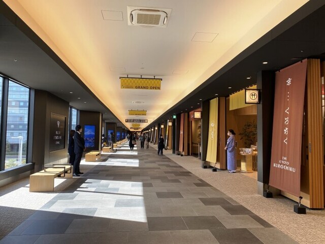 連絡通路の途中からすぐショッピングエリアがスタート(羽田参道)