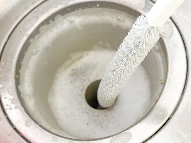 発泡タイプの洗浄剤で汚れを落としてから、ブラシを使う