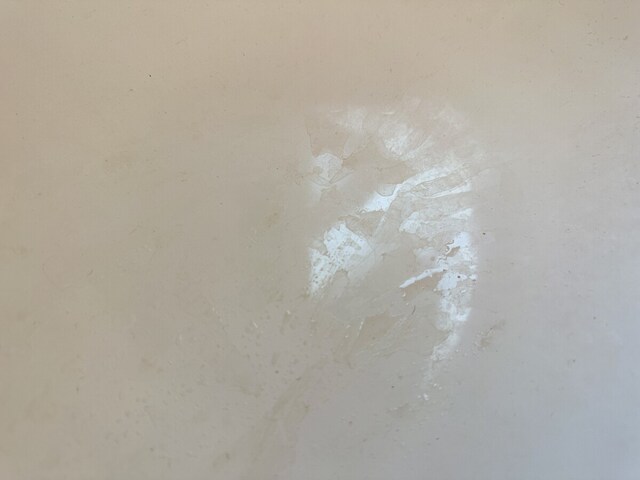 白い洗面台のボウルも汚れている