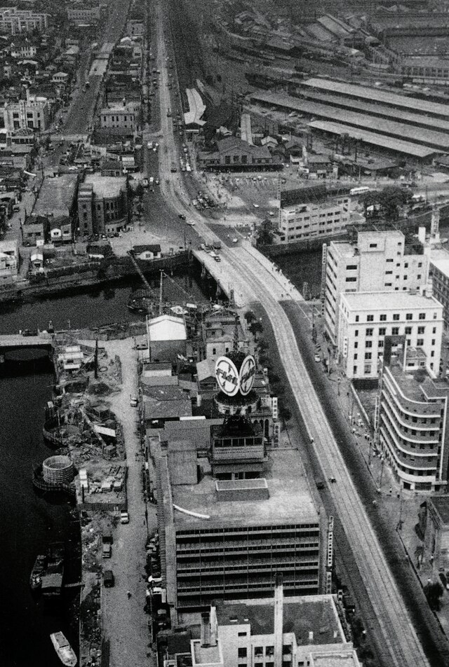 中央上の川向こうに桜木町駅舎、右手奥に東横浜貨物駅が見える（1959年8月19日＝横浜市史資料室所蔵）