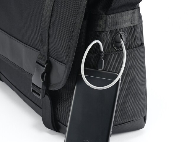「バフェクト」シリーズには、歩きながらバッグの中に入れたバッテリーからスマホに充電できるようにケーブルを通す穴が装備されている
