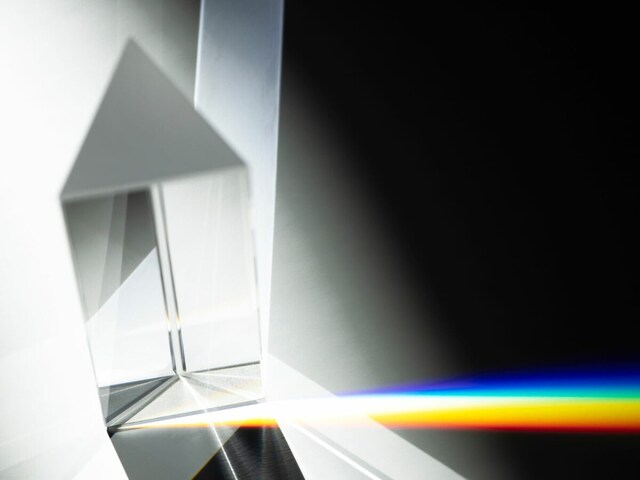 理科の授業で使用する「プリズム」。斜めから白色の光が射すと、虹のように異なった色の光に分かれます