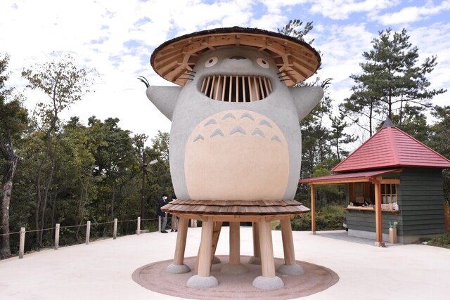 ジブリパークは2022年11月、愛知県長久手市の愛・地球博記念公園内にオープン。写真は「どんどこ森」の「どんどこ堂」